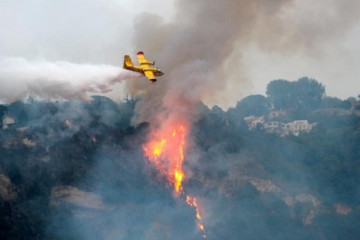 La collina dei Camaldoli va a fuoco, elicotteri in azione