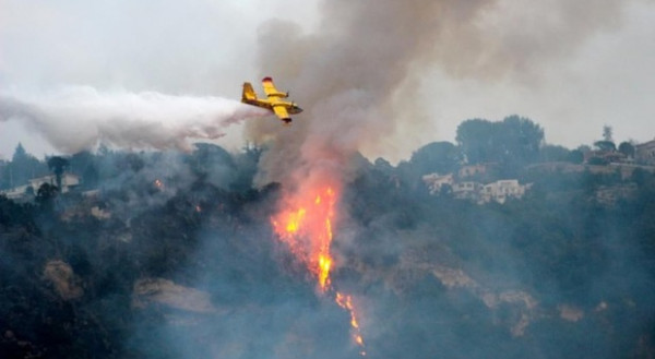 La collina dei Camaldoli va a fuoco, elicotteri in azione